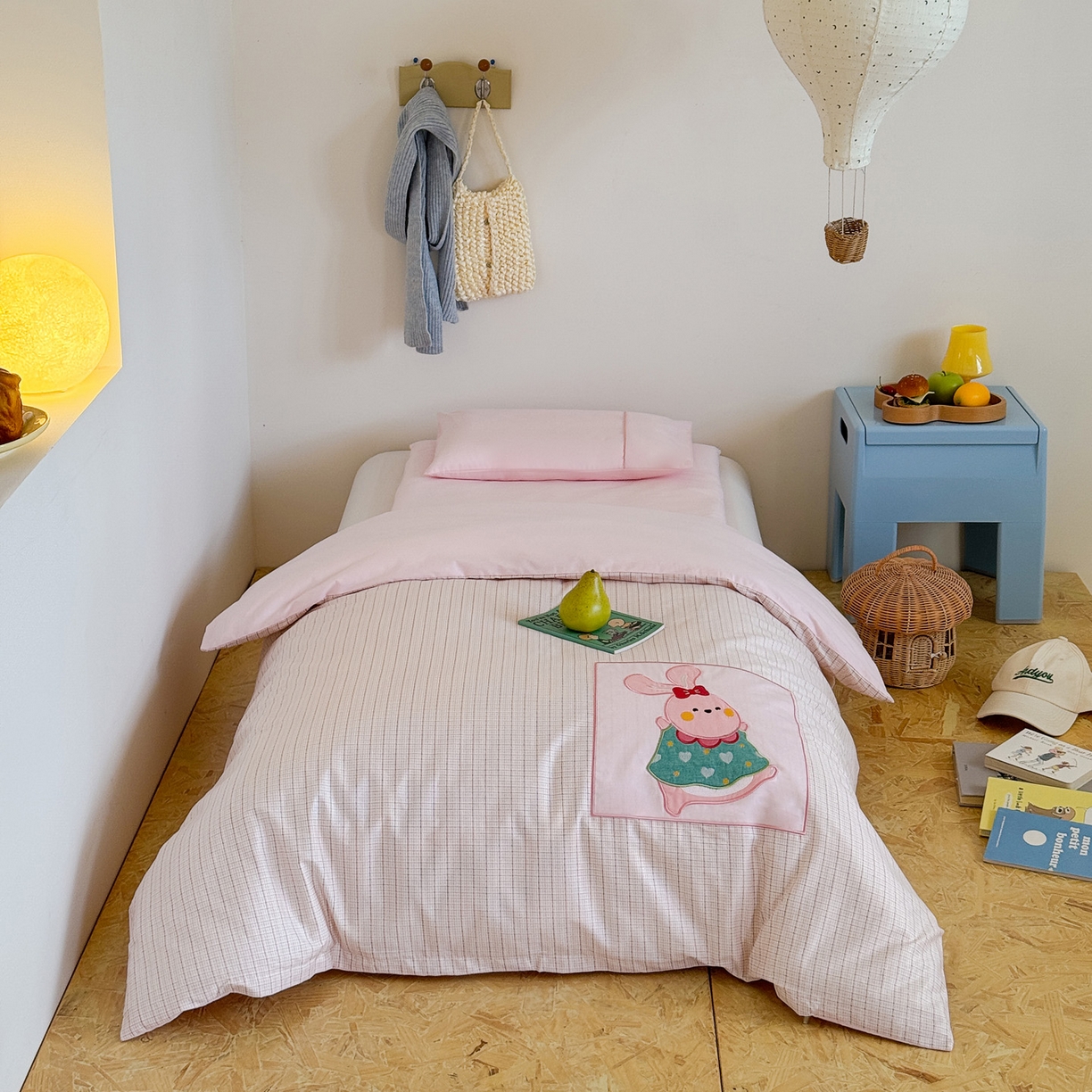 91家纺网 家纺一手货源 找家纺 喜多兔儿童家纺 2025新款小美好13372纯棉绣花幼儿园被子三件套多件套 粉色美好小兔子