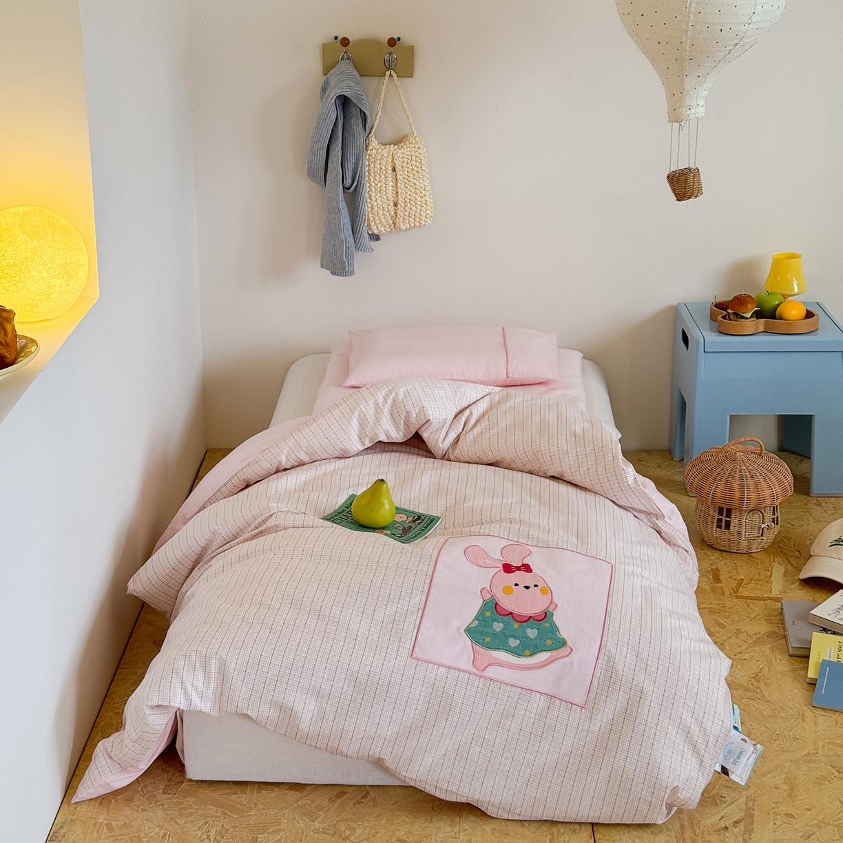 91家纺网 家纺一手货源 找家纺 喜多兔儿童家纺 2025新款小美好13372纯棉绣花幼儿园被子三件套多件套 粉色美好小兔子