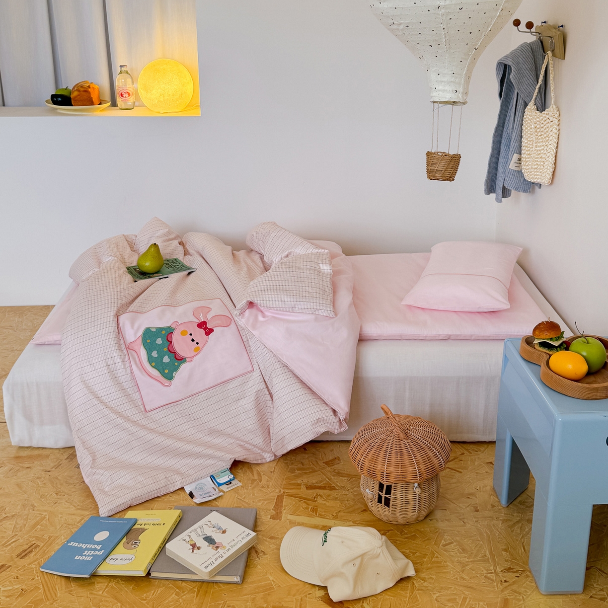 91家纺网 家纺一手货源 找家纺 喜多兔儿童家纺 2025新款小美好13372纯棉绣花幼儿园被子三件套多件套 粉色美好小兔子