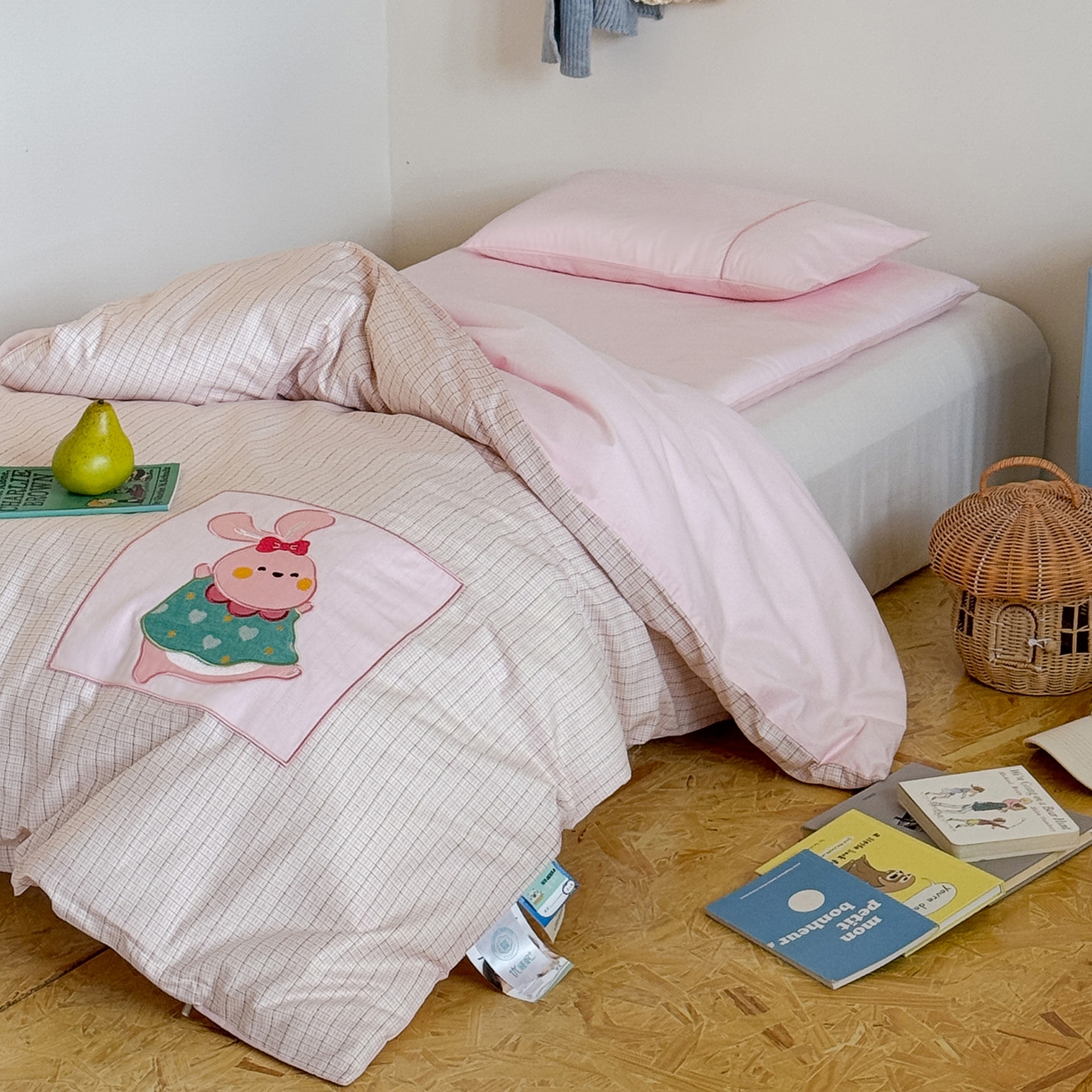 91家纺网 家纺一手货源 找家纺 喜多兔儿童家纺 2025新款小美好13372纯棉绣花幼儿园被子三件套多件套 粉色美好小兔子