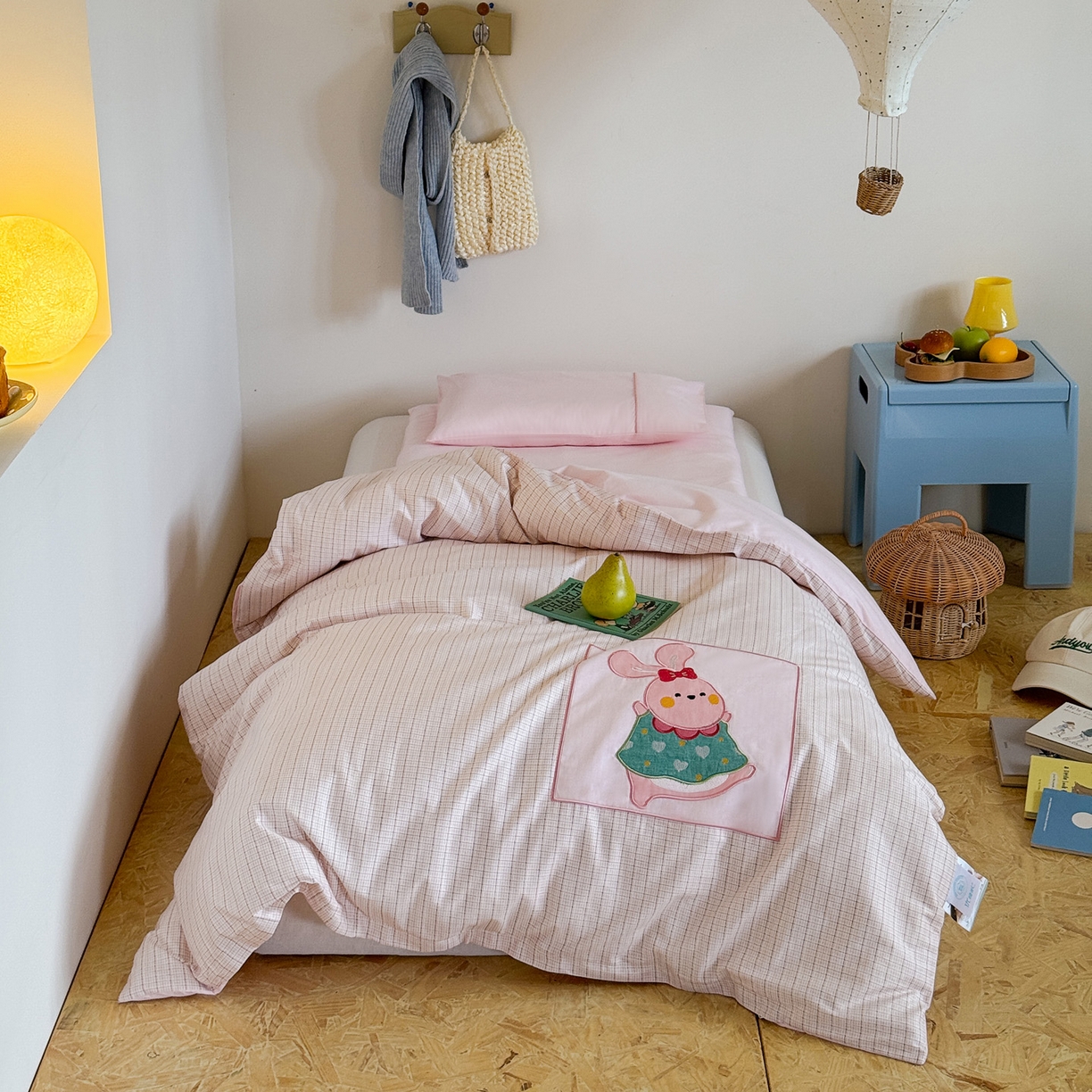 91家纺网 家纺一手货源 找家纺 喜多兔儿童家纺 2025新款小美好13372纯棉绣花幼儿园被子三件套多件套 粉色美好小兔子