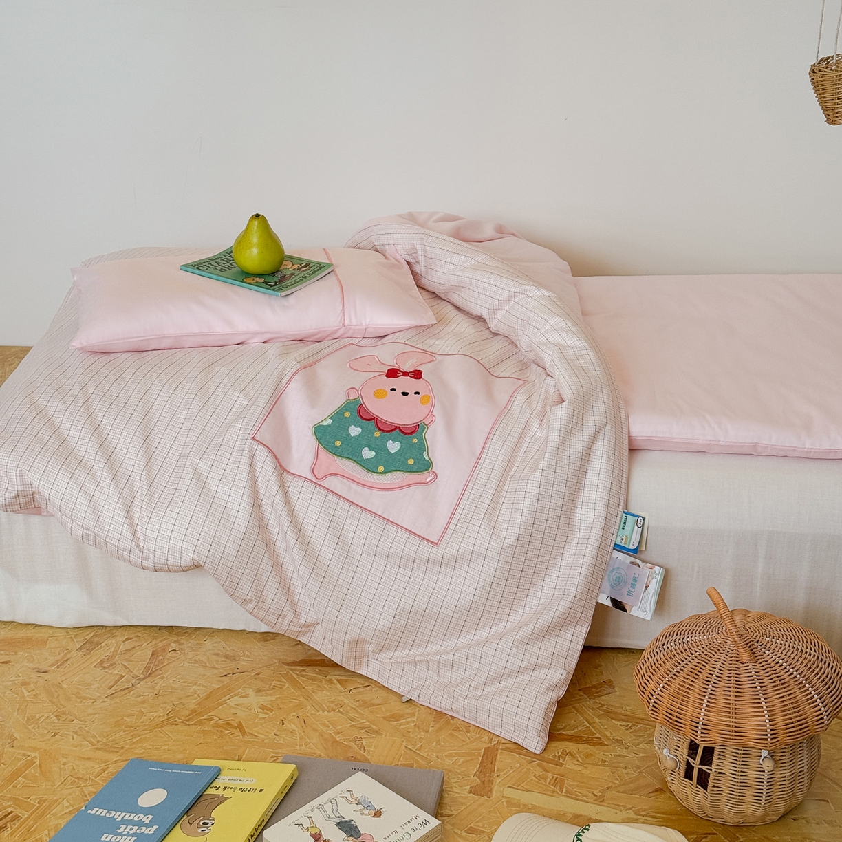 91家纺网 家纺一手货源 找家纺 喜多兔儿童家纺 2025新款小美好13372纯棉绣花幼儿园被子三件套多件套 粉色美好小兔子