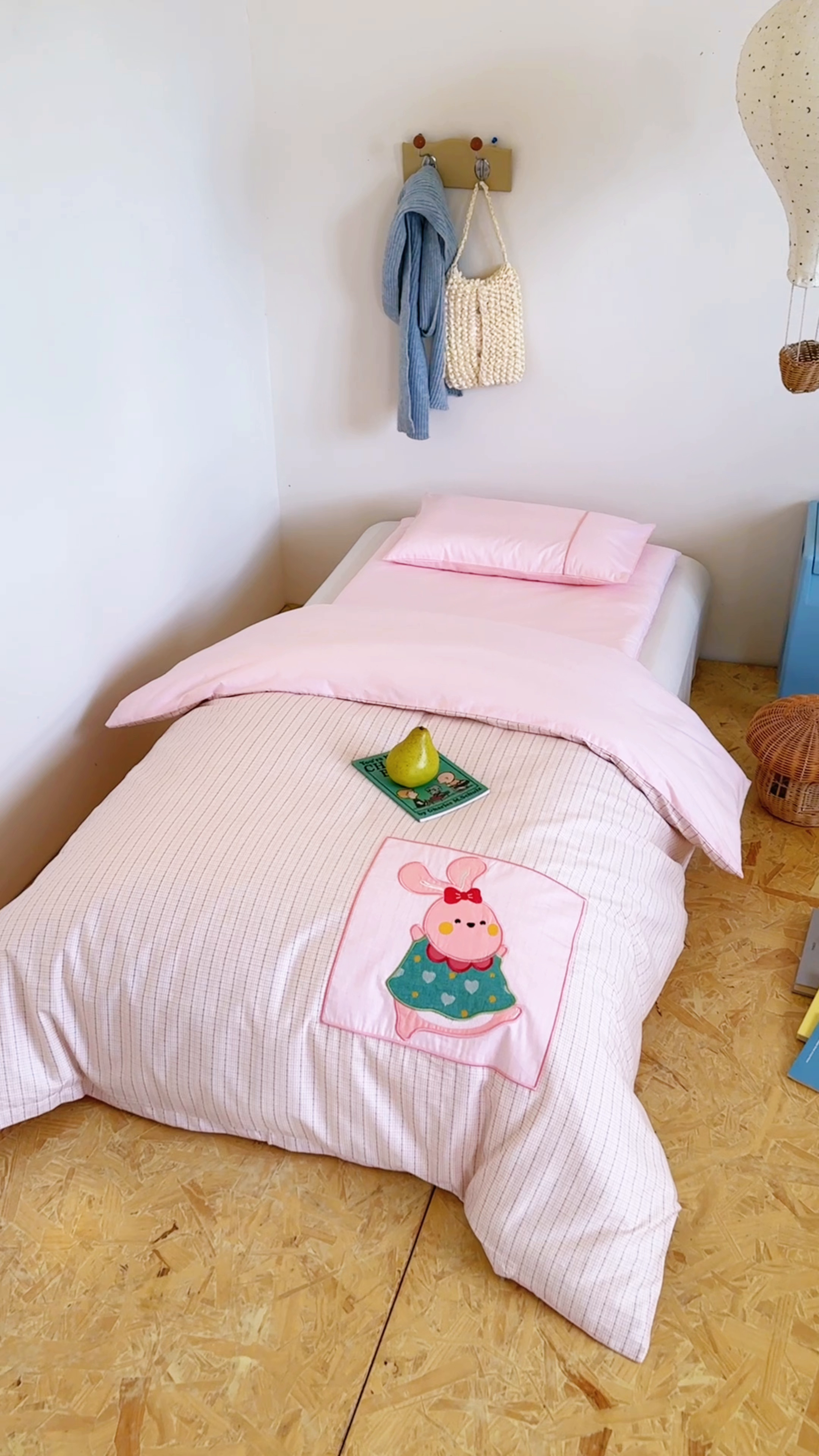 91家纺网 家纺一手货源 找家纺 喜多兔儿童家纺 2025新款小美好13372纯棉绣花幼儿园被子三件套多件套 粉色美好小兔子