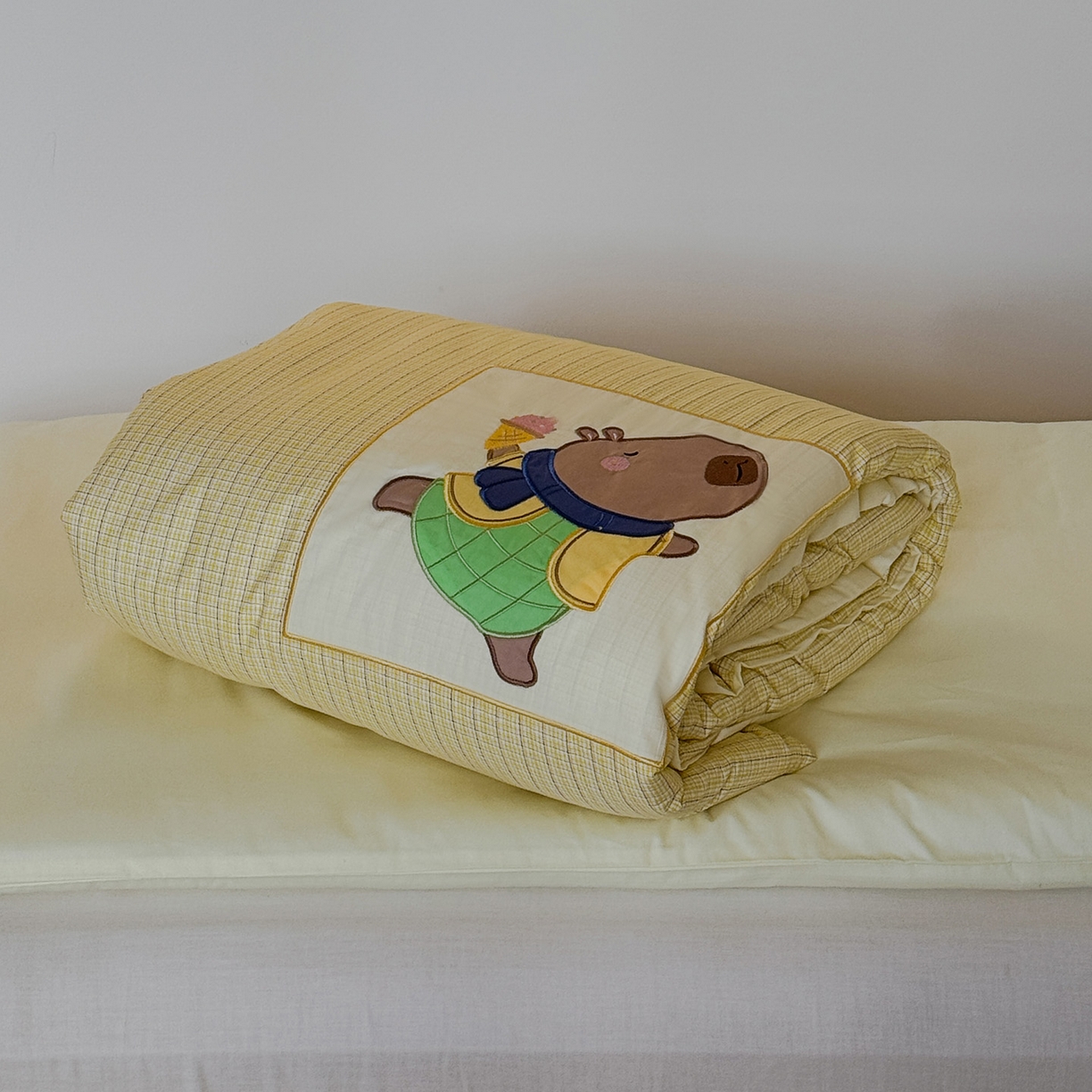 91家纺网 家纺一手货源 找家纺 喜多兔儿童家纺 2025新款小美好13372纯棉绣花幼儿园被子三件套多件套 黄色美好卡皮巴拉