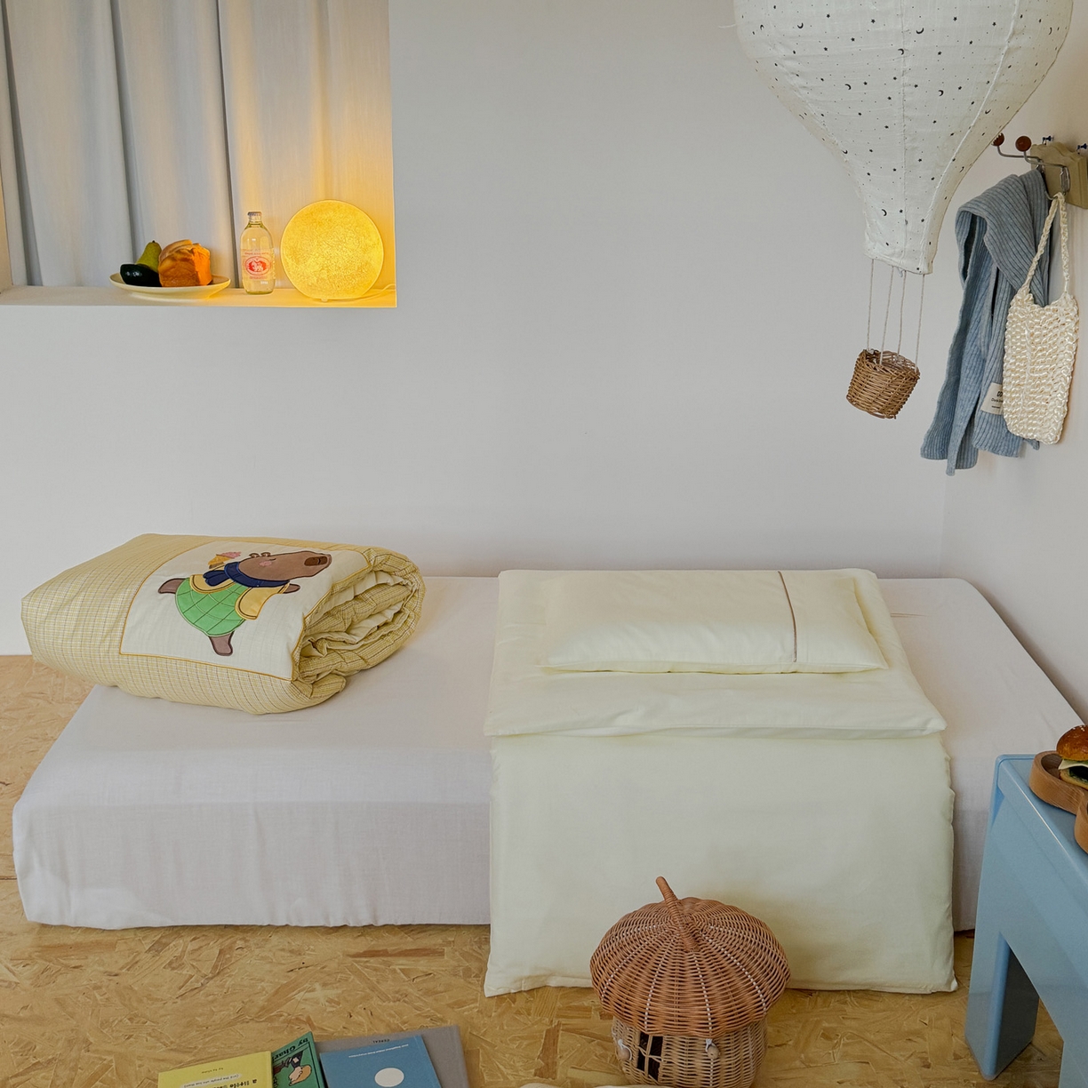 91家纺网 家纺一手货源 找家纺 喜多兔儿童家纺 2025新款小美好13372纯棉绣花幼儿园被子三件套多件套 黄色美好卡皮巴拉