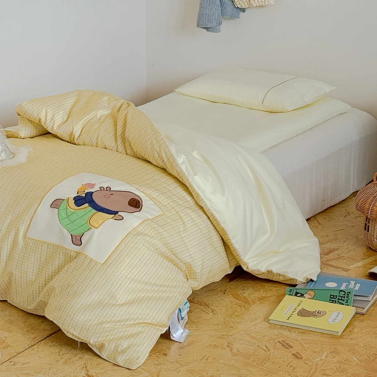 91家纺网 家纺一手货源 找家纺 喜多兔儿童家纺 2025新款小美好13372纯棉绣花幼儿园被子三件套多件套 黄色美好卡皮巴拉