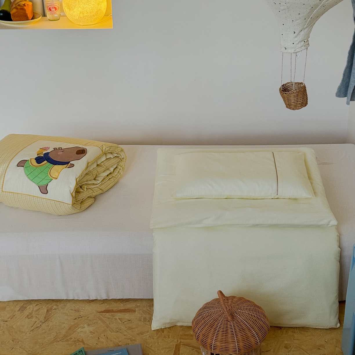 91家纺网 家纺一手货源 找家纺 喜多兔儿童家纺 2025新款小美好13372纯棉绣花幼儿园被子三件套多件套 黄色美好卡皮巴拉