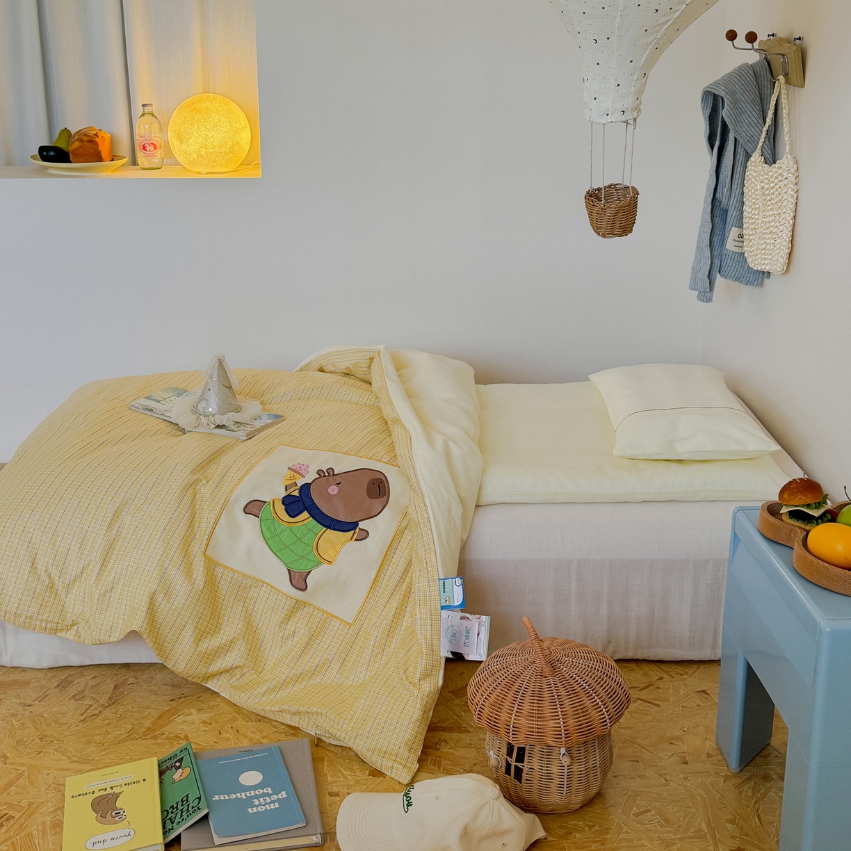 91家纺网 家纺一手货源 找家纺 喜多兔儿童家纺 2025新款小美好13372纯棉绣花幼儿园被子三件套多件套 黄色美好卡皮巴拉