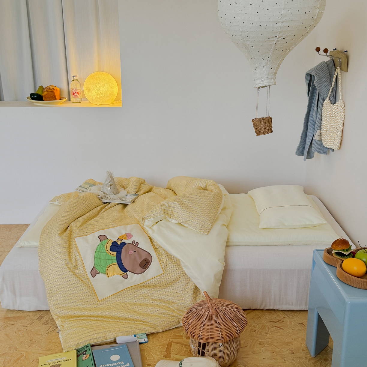 91家纺网 家纺一手货源 找家纺 喜多兔儿童家纺 2025新款小美好13372纯棉绣花幼儿园被子三件套多件套 黄色美好卡皮巴拉