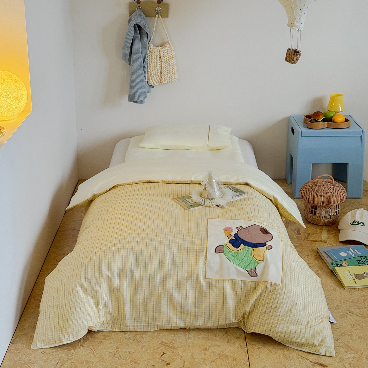 91家纺网 家纺一手货源 找家纺 喜多兔儿童家纺 2025新款小美好13372纯棉绣花幼儿园被子三件套多件套 黄色美好卡皮巴拉