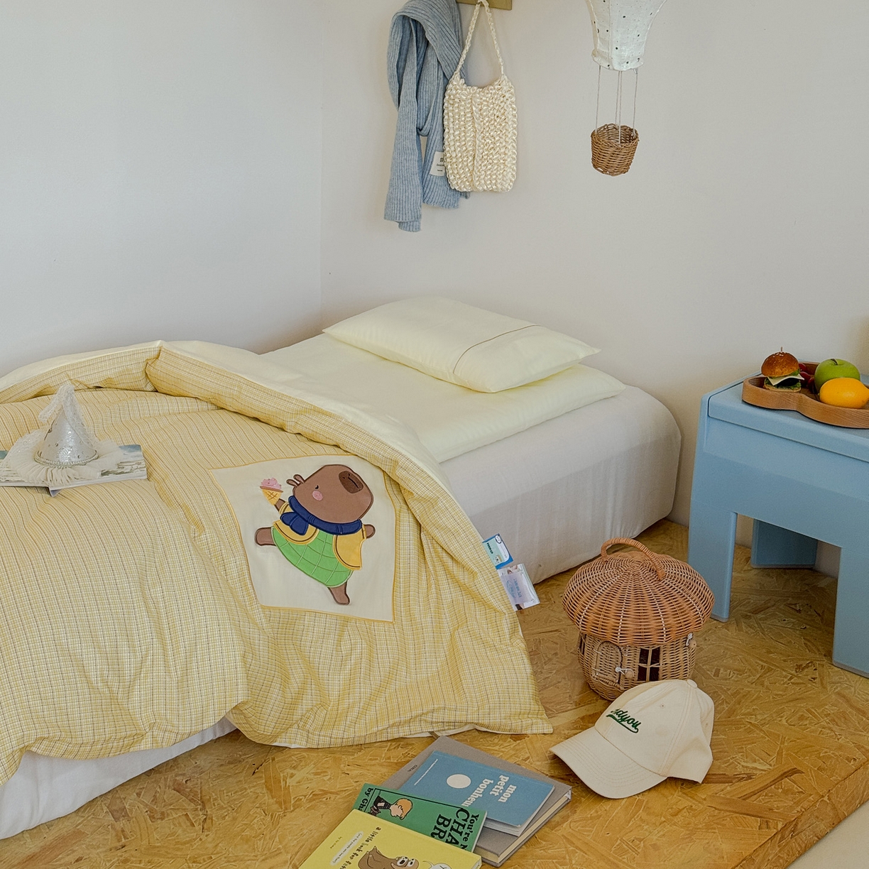 91家纺网 家纺一手货源 找家纺 喜多兔儿童家纺 2025新款小美好13372纯棉绣花幼儿园被子三件套多件套 黄色美好卡皮巴拉