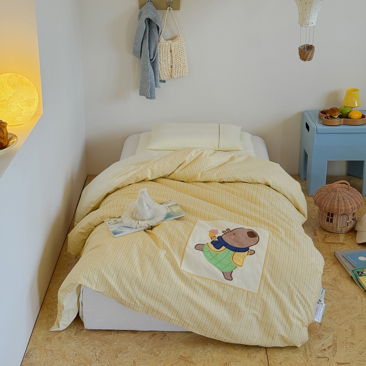 91家纺网 家纺一手货源 找家纺 喜多兔儿童家纺 2025新款小美好13372纯棉绣花幼儿园被子三件套多件套 黄色美好卡皮巴拉
