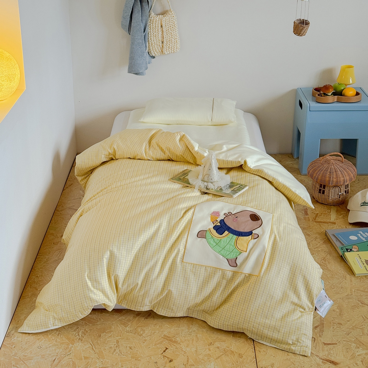 91家纺网 家纺一手货源 找家纺 喜多兔儿童家纺 2025新款小美好13372纯棉绣花幼儿园被子三件套多件套 黄色美好卡皮巴拉