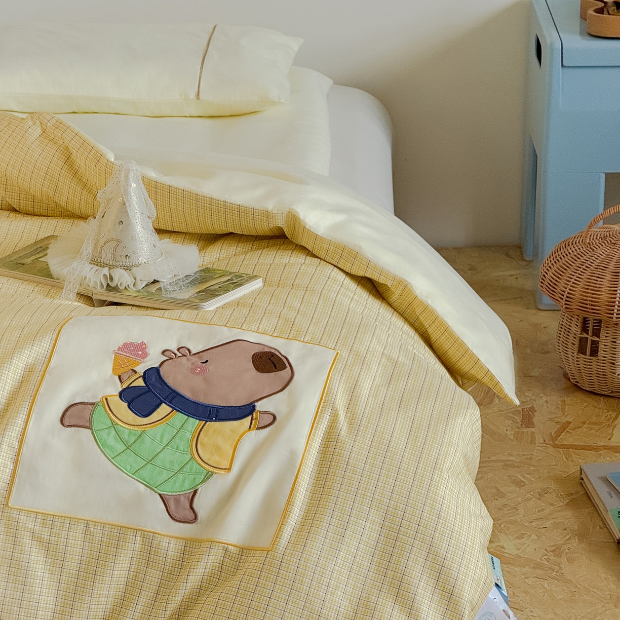 91家纺网 家纺一手货源 找家纺 喜多兔儿童家纺 2025新款小美好13372纯棉绣花幼儿园被子三件套多件套 黄色美好卡皮巴拉