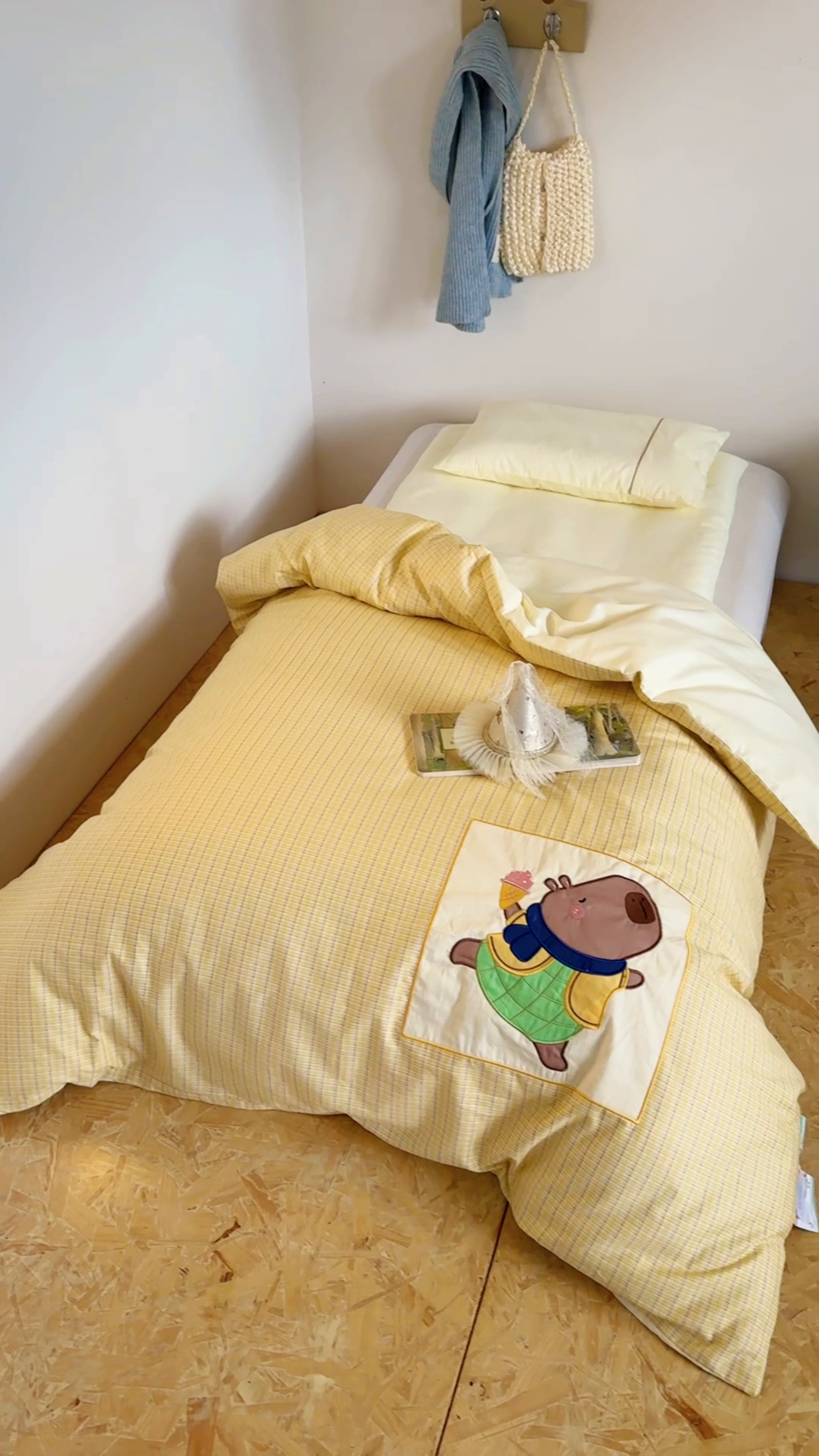 91家纺网 家纺一手货源 找家纺 喜多兔儿童家纺 2025新款小美好13372纯棉绣花幼儿园被子三件套多件套 黄色美好卡皮巴拉