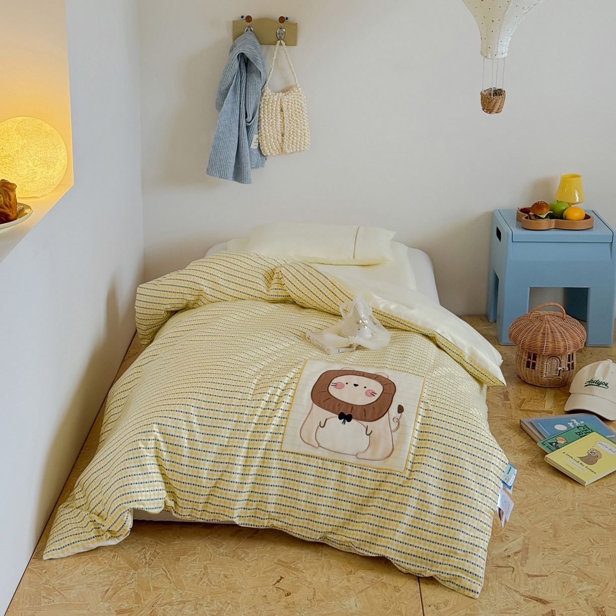 91家纺网 家纺一手货源 找家纺 喜多兔儿童家纺 2025新款小美好13372纯棉绣花幼儿园被子三件套多件套 黄色美好小狮子