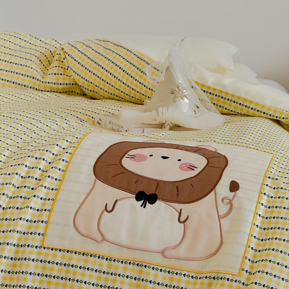 91家纺网 家纺一手货源 找家纺 喜多兔儿童家纺 2025新款小美好13372纯棉绣花幼儿园被子三件套多件套 黄色美好小狮子