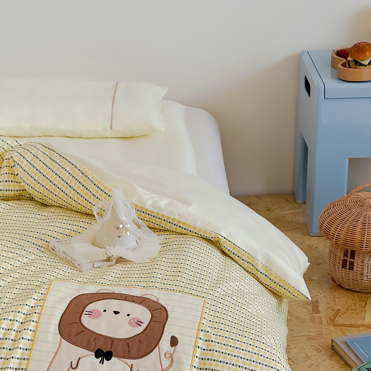91家纺网 家纺一手货源 找家纺 喜多兔儿童家纺 2025新款小美好13372纯棉绣花幼儿园被子三件套多件套 黄色美好小狮子