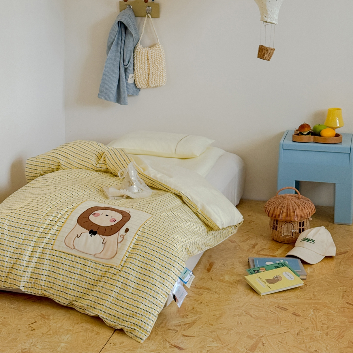 91家纺网 家纺一手货源 找家纺 喜多兔儿童家纺 2025新款小美好13372纯棉绣花幼儿园被子三件套多件套 黄色美好小狮子