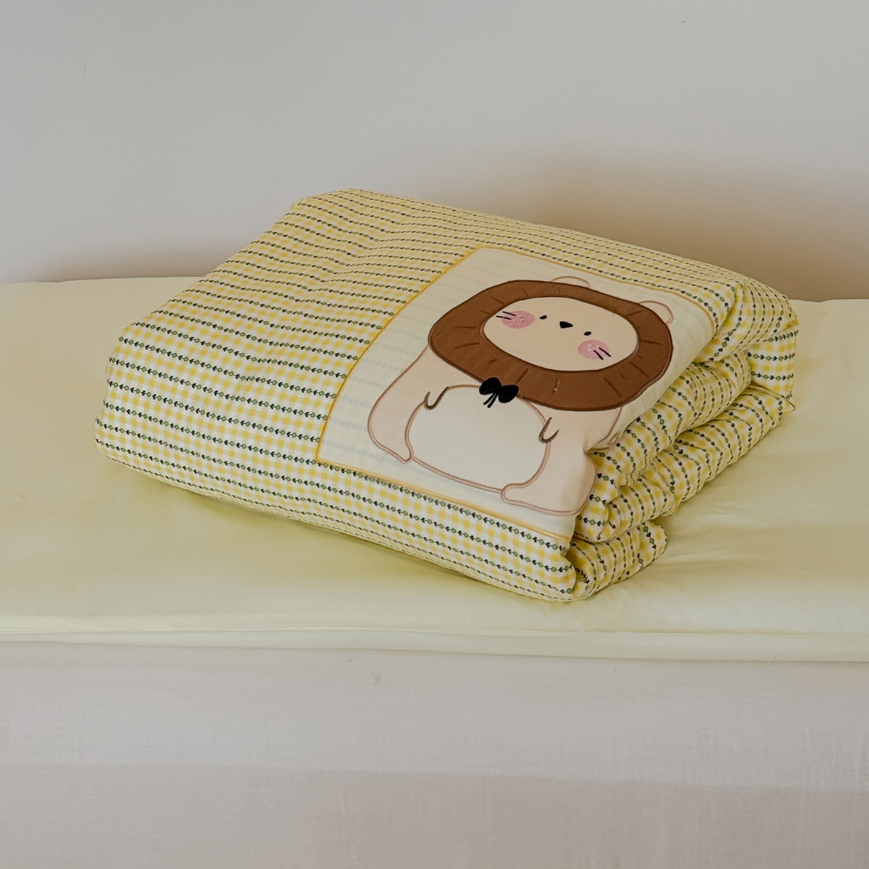 91家纺网 家纺一手货源 找家纺 喜多兔儿童家纺 2025新款小美好13372纯棉绣花幼儿园被子三件套多件套 黄色美好小狮子