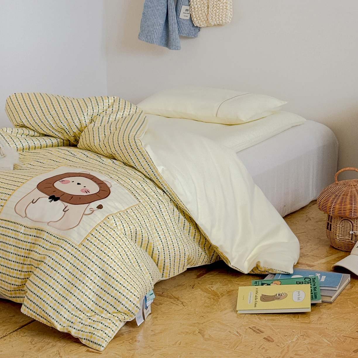 91家纺网 家纺一手货源 找家纺 喜多兔儿童家纺 2025新款小美好13372纯棉绣花幼儿园被子三件套多件套 黄色美好小狮子