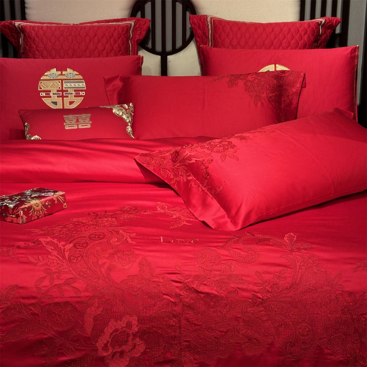 91家纺网 家纺一手货源 找家纺 美娘阁 2025新款长绒棉全棉贡缎提花款新中式古典韵味精美刺绣婚庆四件套-系列三 花卉款-华庭至爱-红