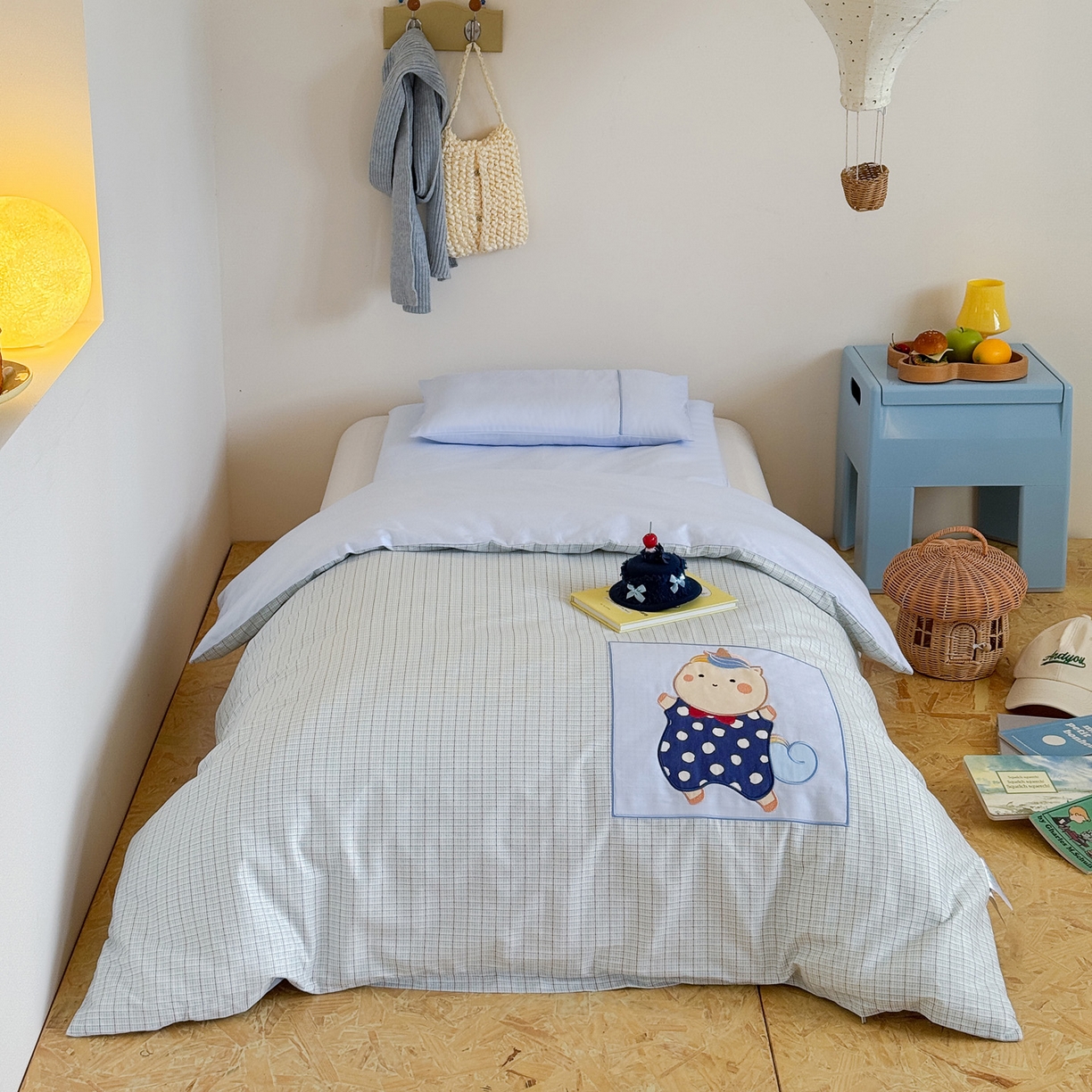 91家纺网 家纺一手货源 找家纺 喜多兔儿童家纺 2025新款小美好13372纯棉绣花幼儿园被子三件套多件套 蓝色美好独角兽