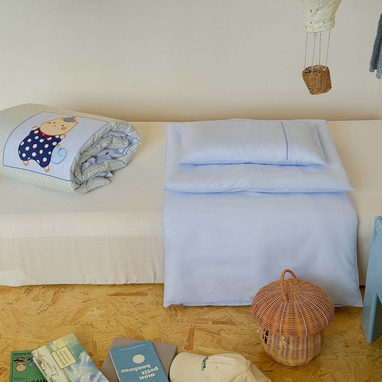 91家纺网 家纺一手货源 找家纺 喜多兔儿童家纺 2025新款小美好13372纯棉绣花幼儿园被子三件套多件套 蓝色美好独角兽