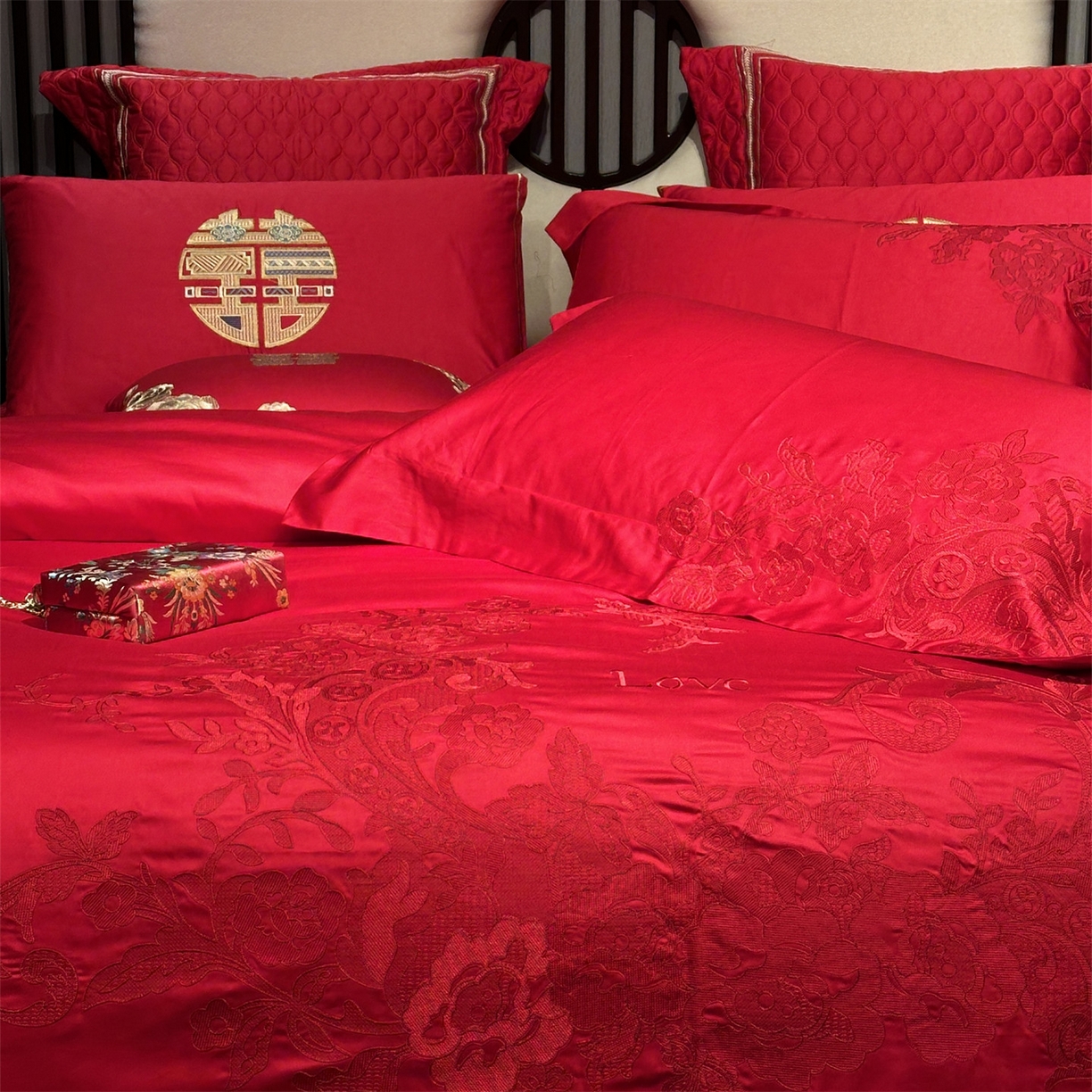 91家纺网 家纺一手货源 找家纺 美娘阁 2025新款长绒棉全棉贡缎提花款新中式古典韵味精美刺绣婚庆四件套-系列三 花卉款-华庭至爱-红