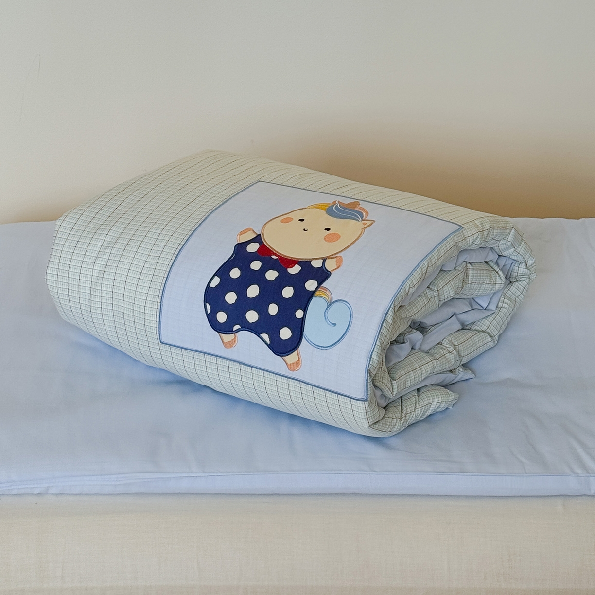 91家纺网 家纺一手货源 找家纺 喜多兔儿童家纺 2025新款小美好13372纯棉绣花幼儿园被子三件套多件套 蓝色美好独角兽