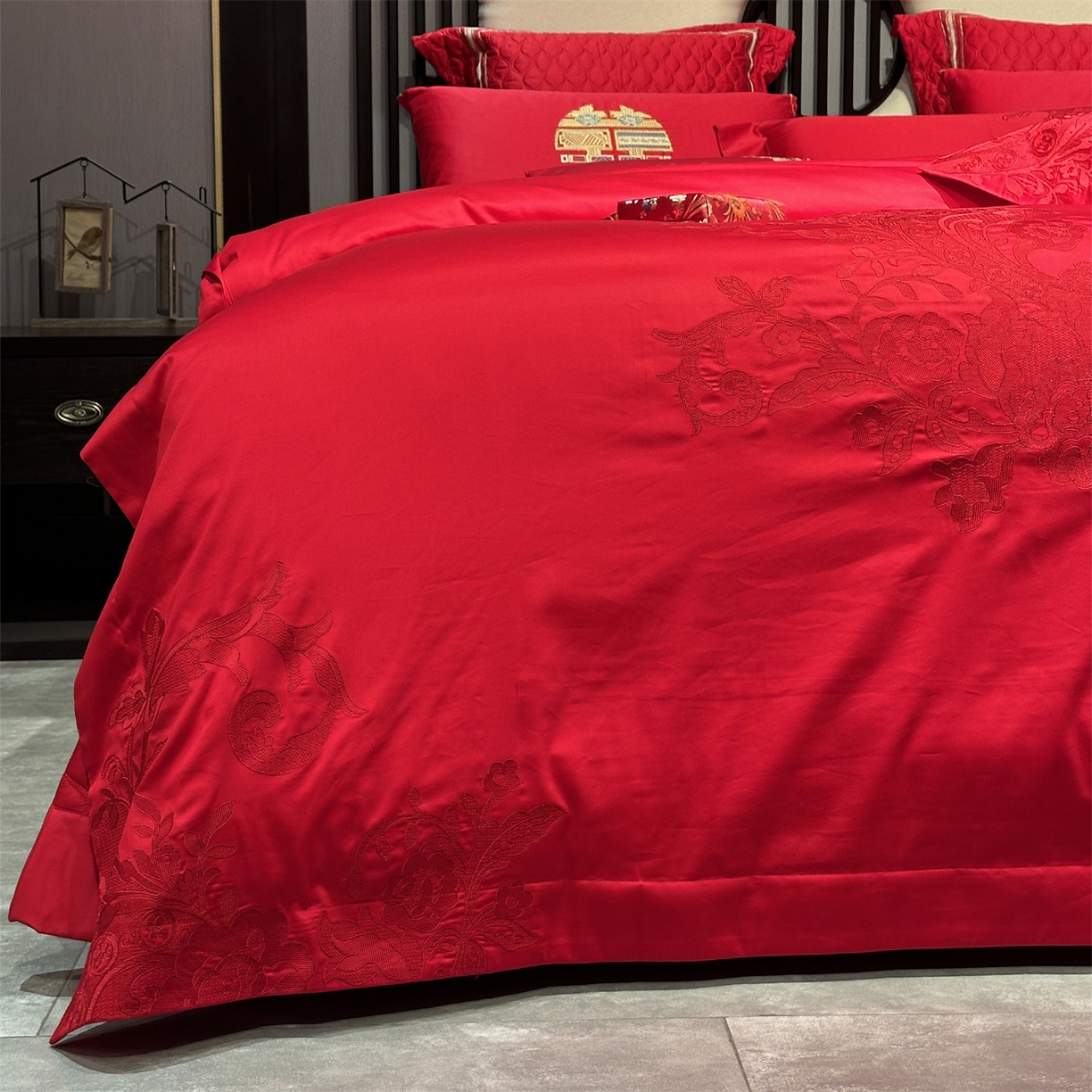 91家纺网 家纺一手货源 找家纺 美娘阁 2025新款长绒棉全棉贡缎提花款新中式古典韵味精美刺绣婚庆四件套-系列三 花卉款-华庭至爱-红