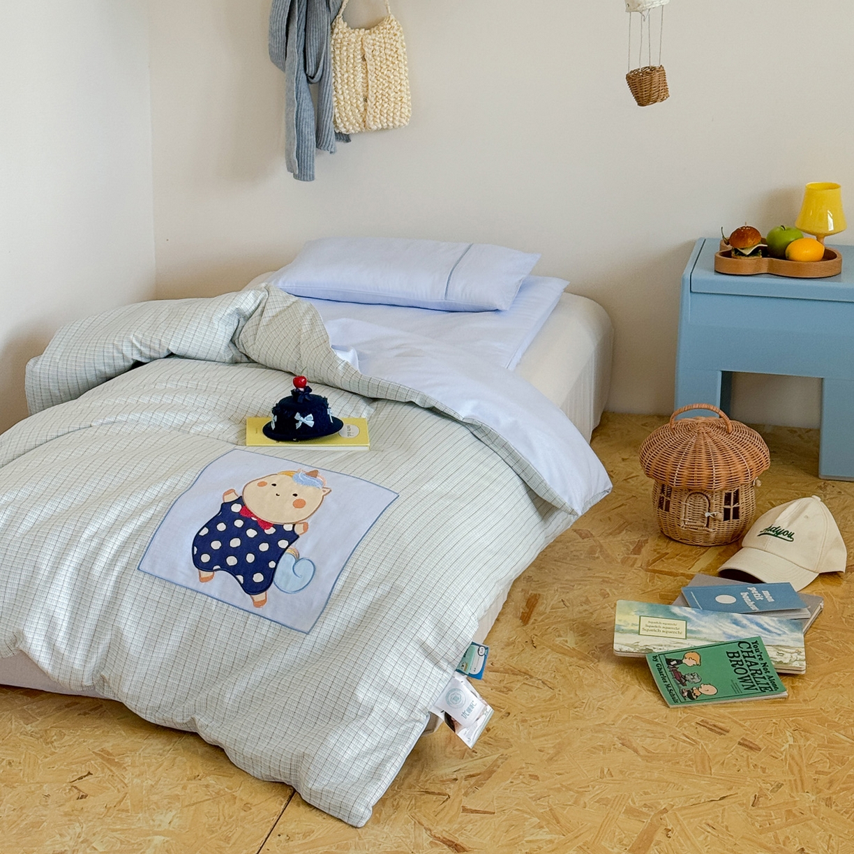 91家纺网 家纺一手货源 找家纺 喜多兔儿童家纺 2025新款小美好13372纯棉绣花幼儿园被子三件套多件套 蓝色美好独角兽