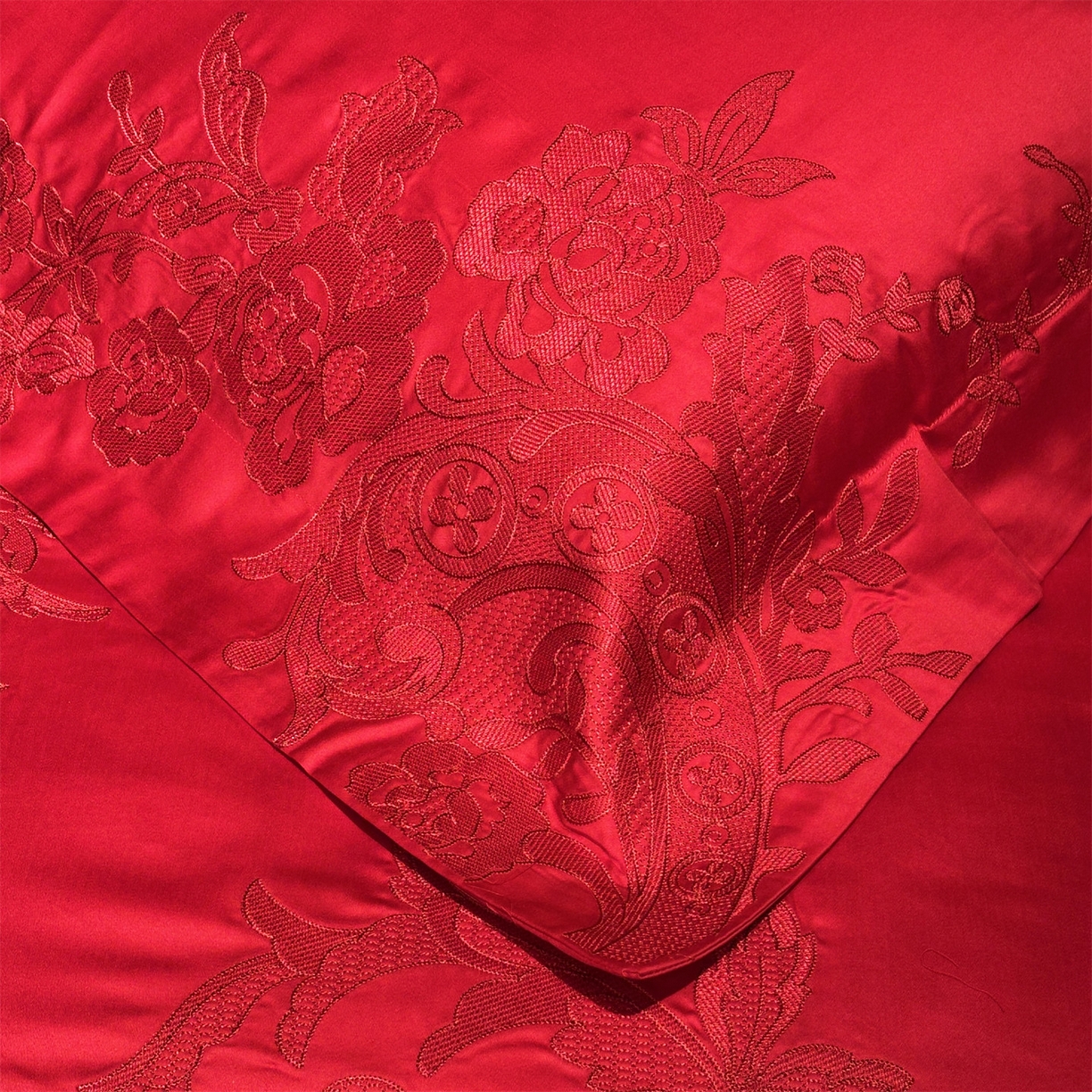 91家纺网 家纺一手货源 找家纺 美娘阁 2025新款长绒棉全棉贡缎提花款新中式古典韵味精美刺绣婚庆四件套-系列三 花卉款-华庭至爱-红