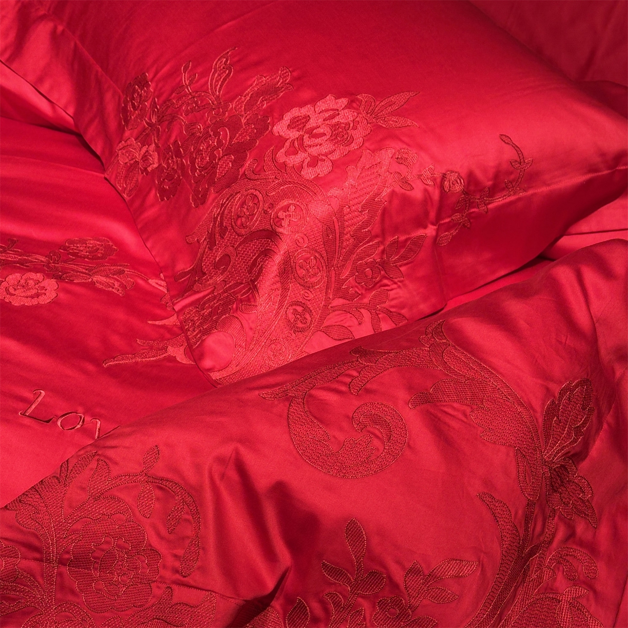 91家纺网 家纺一手货源 找家纺 美娘阁 2025新款长绒棉全棉贡缎提花款新中式古典韵味精美刺绣婚庆四件套-系列三 花卉款-华庭至爱-红