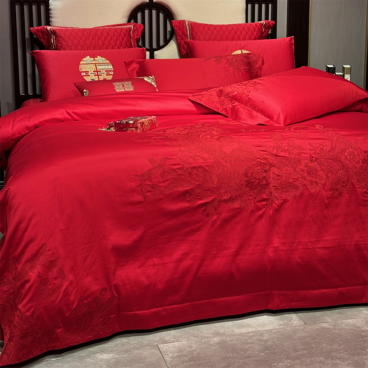 91家纺网 家纺一手货源 找家纺 美娘阁 2025新款长绒棉全棉贡缎提花款新中式古典韵味精美刺绣婚庆四件套-系列三 花卉款-华庭至爱-红