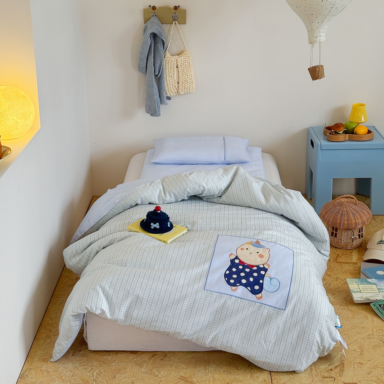 91家纺网 家纺一手货源 找家纺 喜多兔儿童家纺 2025新款小美好13372纯棉绣花幼儿园被子三件套多件套 蓝色美好独角兽