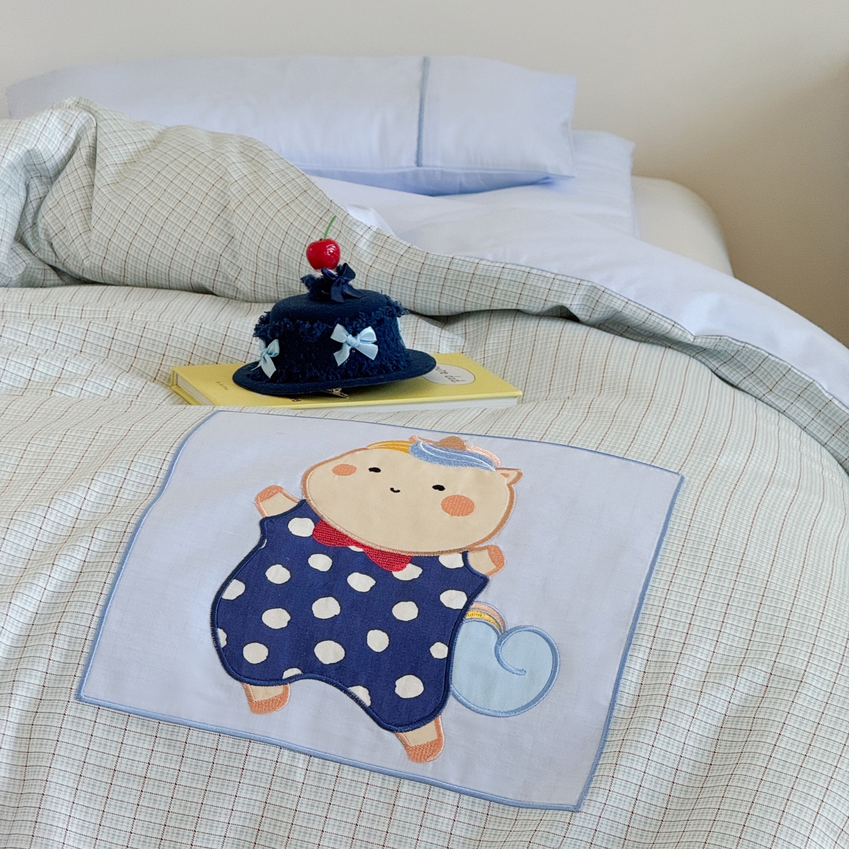 91家纺网 家纺一手货源 找家纺 喜多兔儿童家纺 2025新款小美好13372纯棉绣花幼儿园被子三件套多件套 蓝色美好独角兽