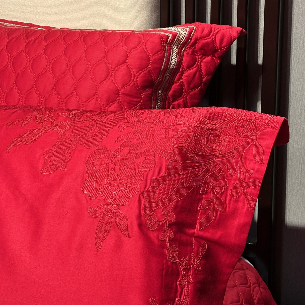 91家纺网 家纺一手货源 找家纺 美娘阁 2025新款长绒棉全棉贡缎提花款新中式古典韵味精美刺绣婚庆四件套-系列三 花卉款-华庭至爱-红