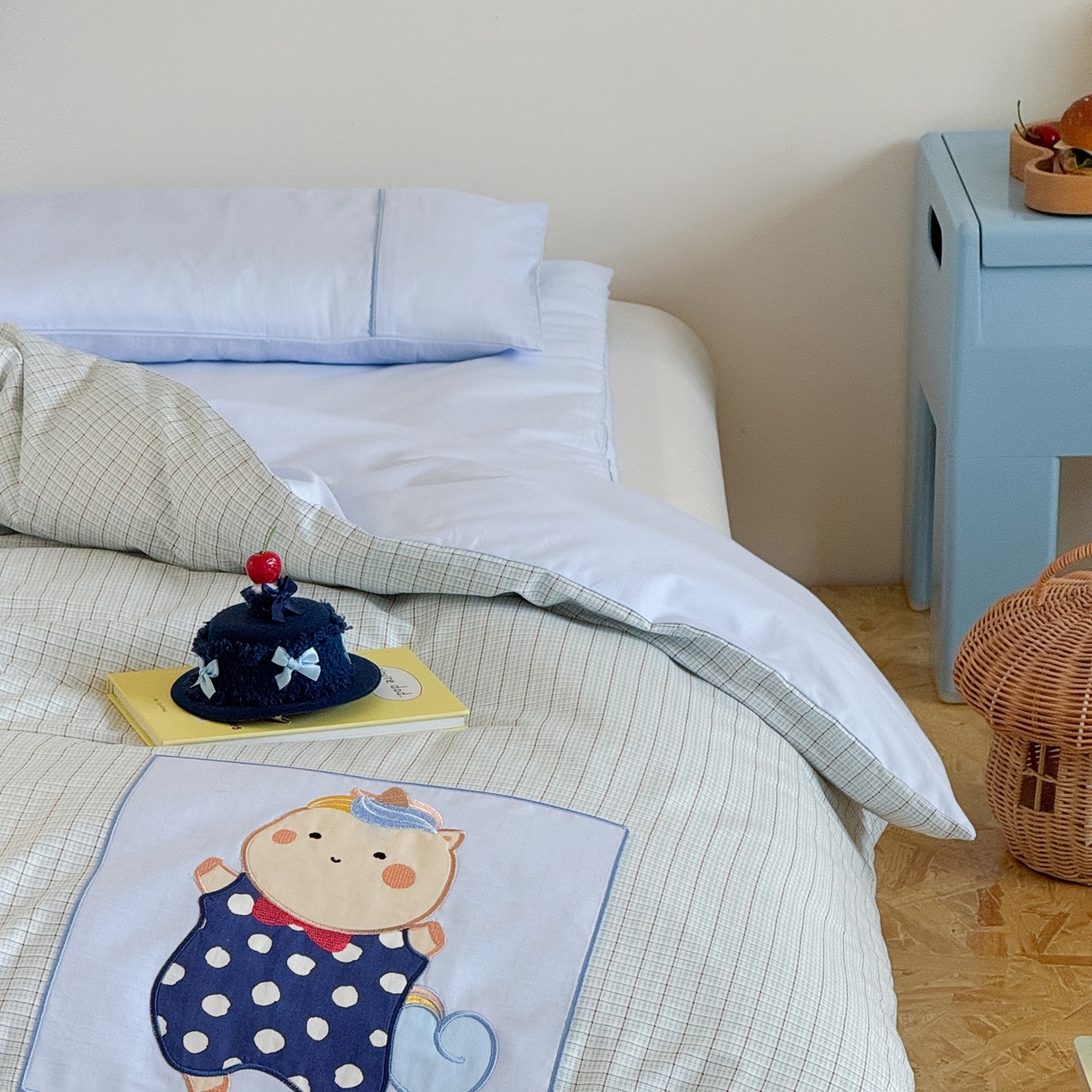 91家纺网 家纺一手货源 找家纺 喜多兔儿童家纺 2025新款小美好13372纯棉绣花幼儿园被子三件套多件套 蓝色美好独角兽