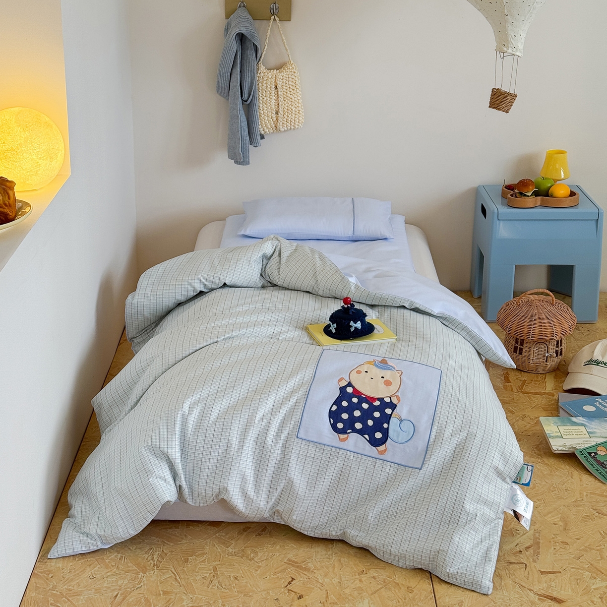 91家纺网 家纺一手货源 找家纺 喜多兔儿童家纺 2025新款小美好13372纯棉绣花幼儿园被子三件套多件套 蓝色美好独角兽