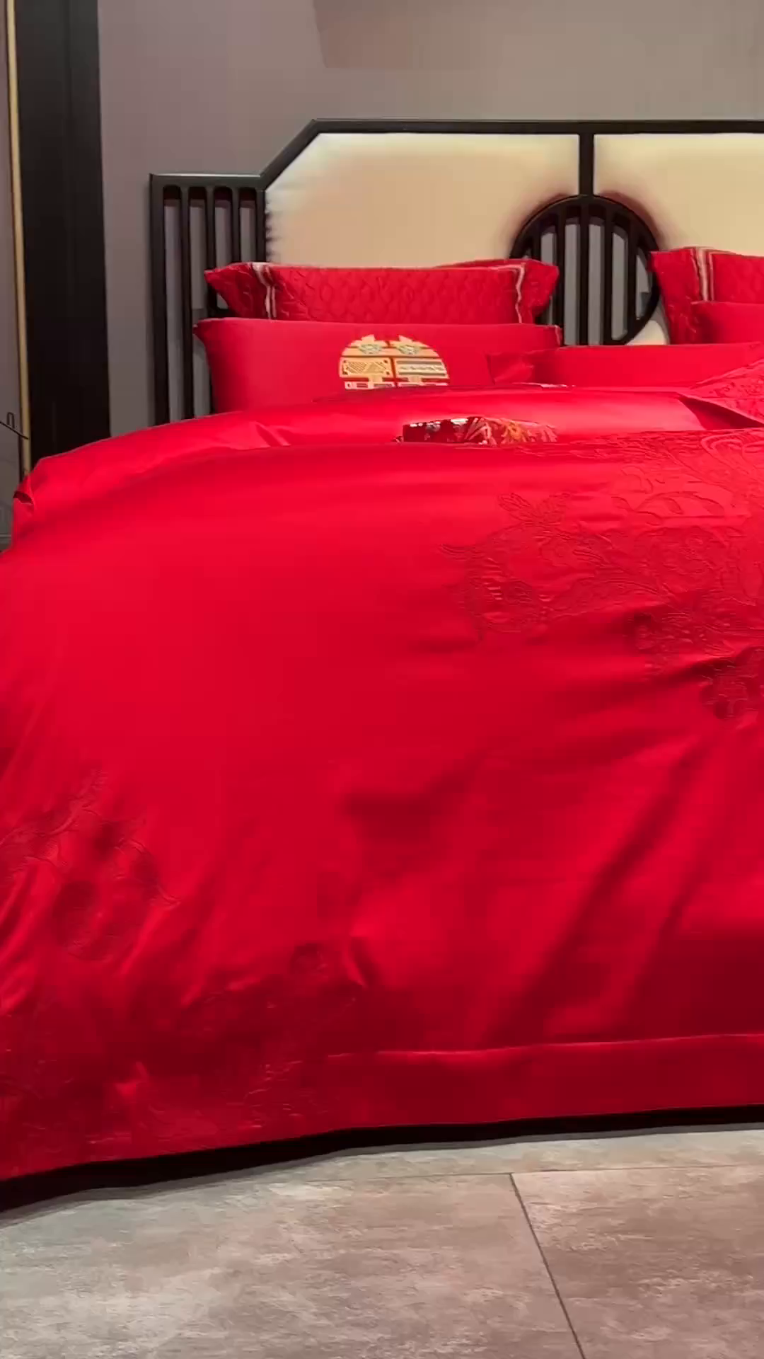 91家纺网 家纺一手货源 找家纺 美娘阁 2025新款长绒棉全棉贡缎提花款新中式古典韵味精美刺绣婚庆四件套-系列三 花卉款-华庭至爱-红