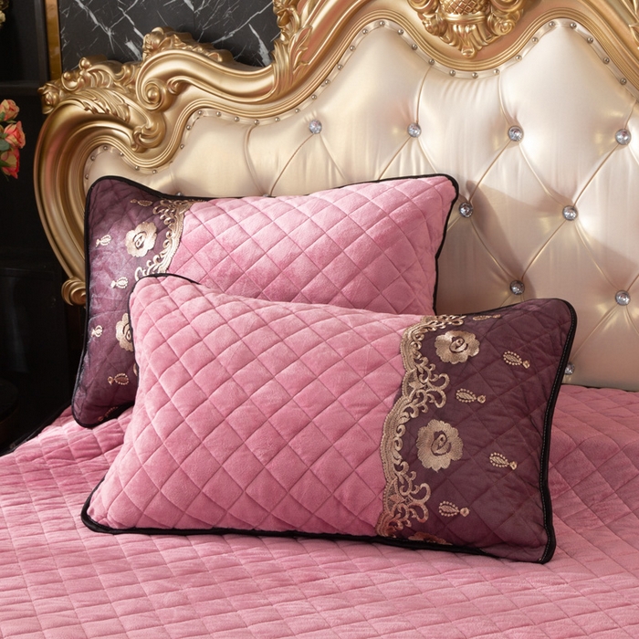 91家纺网 家纺一手货源 找家纺 能好家纺 2025新款蕾丝工艺水晶绒夹棉床裙 豆沙