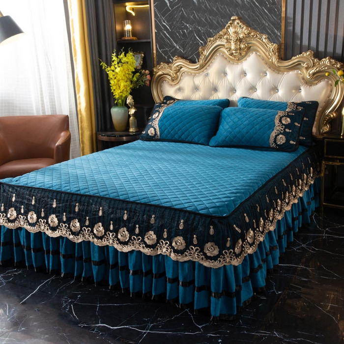 91家纺网 家纺一手货源 找家纺 能好家纺 2025新款蕾丝工艺水晶绒夹棉床裙 月光蓝