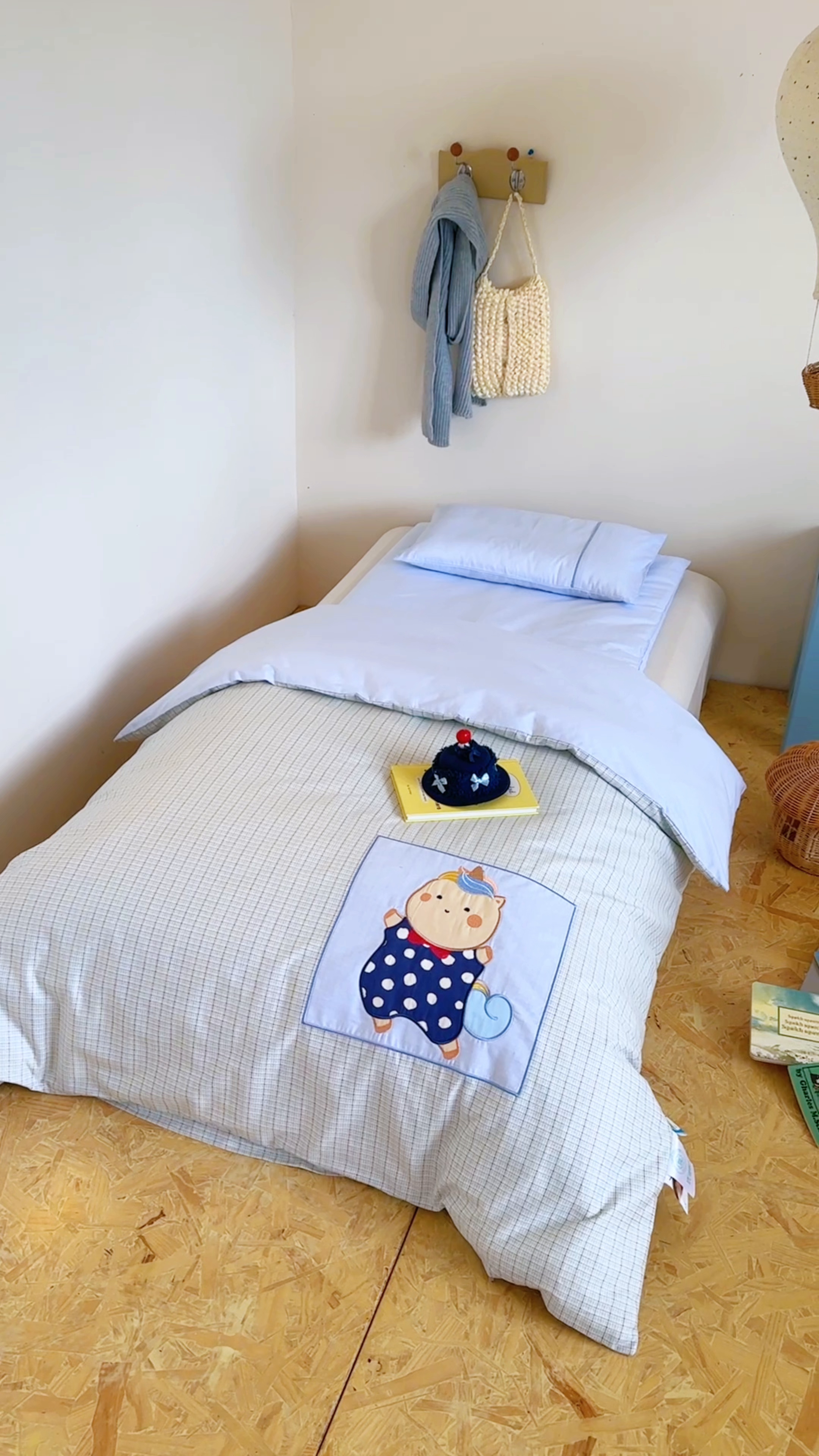 91家纺网 家纺一手货源 找家纺 喜多兔儿童家纺 2025新款小美好13372纯棉绣花幼儿园被子三件套多件套 蓝色美好独角兽