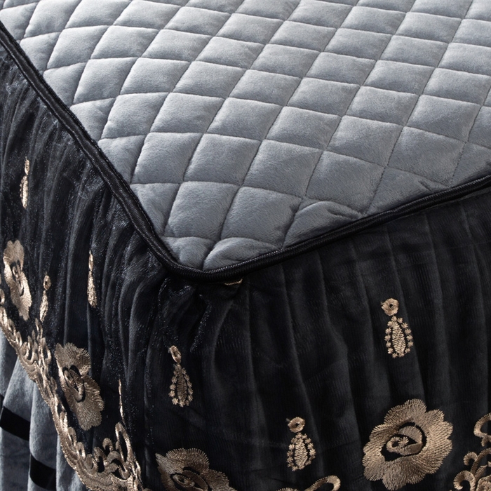 91家纺网 家纺一手货源 找家纺 能好家纺 2025新款蕾丝工艺水晶绒夹棉床裙 灰