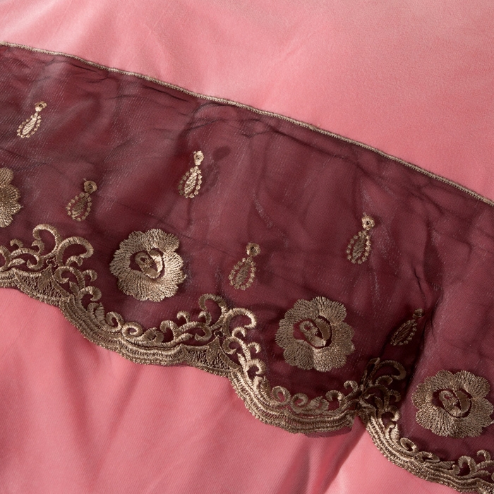 91家纺网 家纺一手货源 找家纺 能好家纺 2025新款蕾丝工艺水晶绒夹棉床裙 粉玉