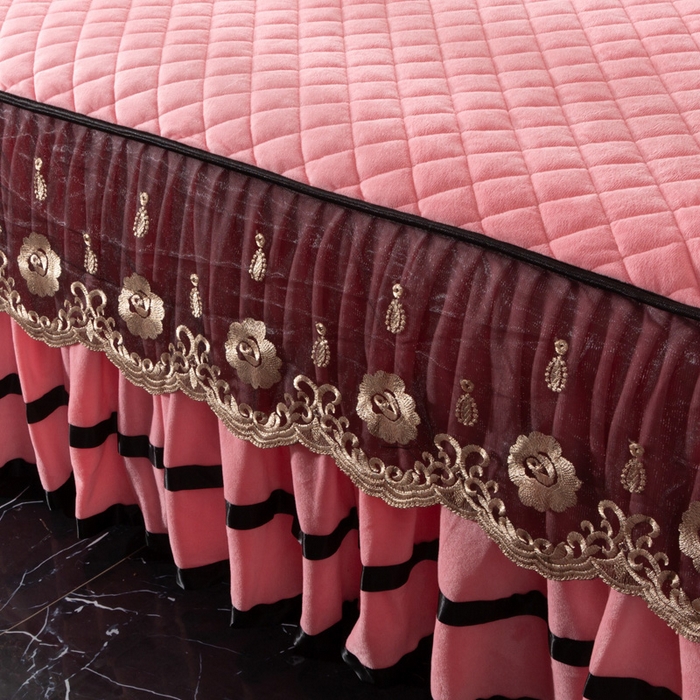 91家纺网 家纺一手货源 找家纺 能好家纺 2025新款蕾丝工艺水晶绒夹棉床裙 粉玉