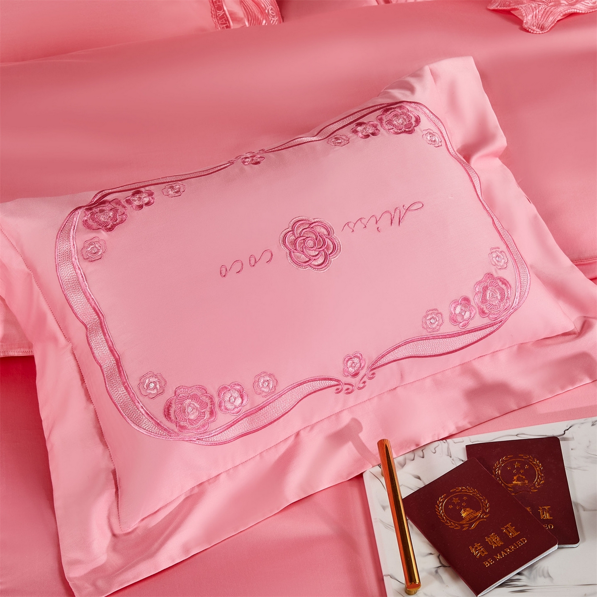 91家纺网 家纺一手货源 找家纺 美娘阁 2025新款长绒棉全棉贡缎提花款新中式古典韵味精美刺绣婚庆四件套-系列三 花卉款-沁馨花语（粉）