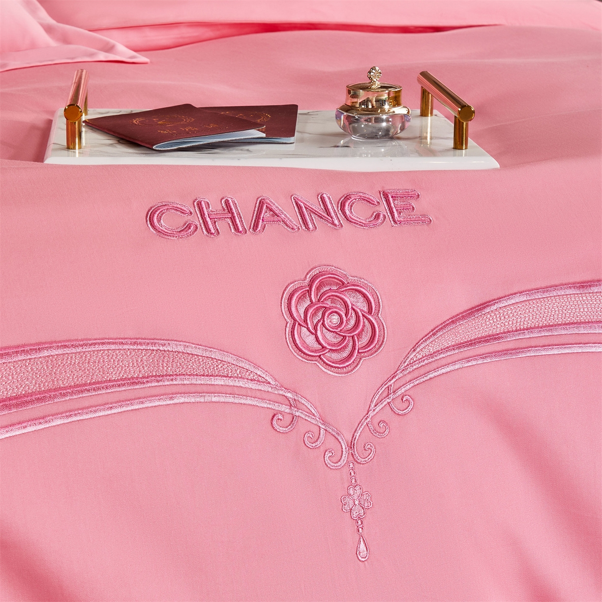 91家纺网 家纺一手货源 找家纺 美娘阁 2025新款长绒棉全棉贡缎提花款新中式古典韵味精美刺绣婚庆四件套-系列三 花卉款-沁馨花语（粉）