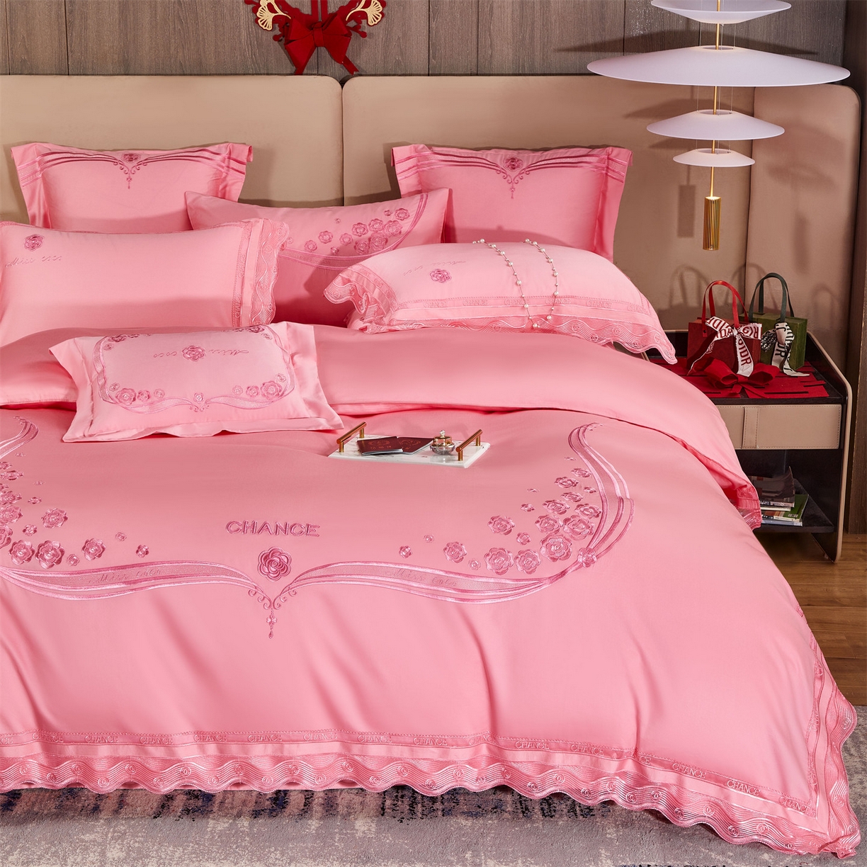 91家纺网 家纺一手货源 找家纺 美娘阁 2025新款长绒棉全棉贡缎提花款新中式古典韵味精美刺绣婚庆四件套-系列三 花卉款-沁馨花语（粉）